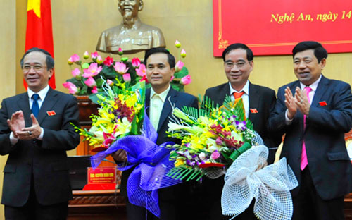 Lãnh đạo tỉnh Nghệ An tặng hoa chúc mừng ông Lê Ngọc Hoa được bầu làm Phó chủ tịch tỉnh.<br>