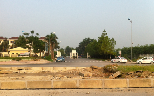 Sau khi đường vành đai 2 có dải phân cách cứng, cổng "truyền thống" của khu đô thị Ciputra hướng ra đường Lạc Long Quân trở nên vắng hoe.<br>