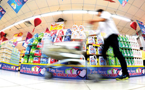 Theo ghi nhận ở một số chợ đầu mối và trung tâm thương mại lớn như Big 
C, Coop mart, mặc dù là tháng cuối năm, chuẩn bị đón Tết Nguyên đán 
nhưng sức mua trên thị trường không tăng mạnh so với ngày thường. 