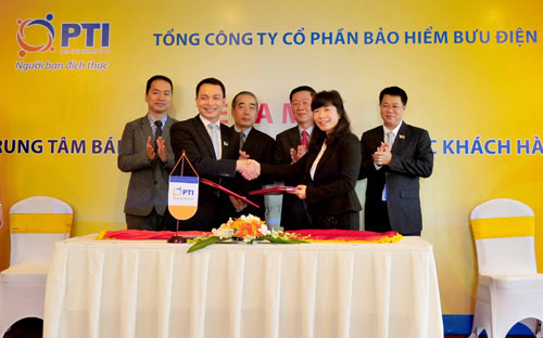 Ông Bùi Trung Kiên, Phó tổng giám đốc ký kết thỏa thuận tham gia Ngày 
mua sắm trực tuyến với nhiều chương trình ưu đãi lớn dành cho khách hàng.