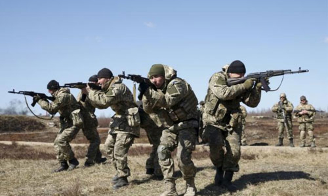 Lực lượng dự bị của Ukraine đang tập luyện - Ảnh: Reuters.<br>