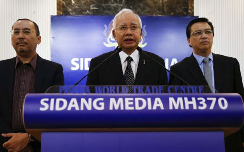 Thủ tướng Malaysian Najib Razak (giữa) phát biểu tại một cuộc họp báo về chuyến bay MH370 tại Kuala Lumpur, Malaysia hôm ngày 6/8 - Ảnh: AP.