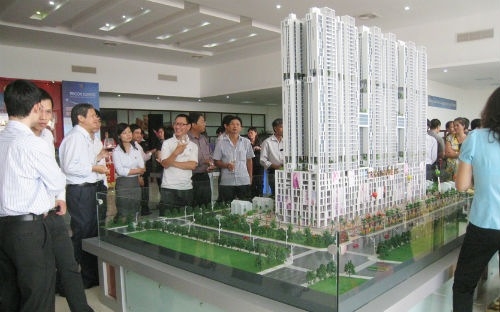 Nhiều doanh nghiệp bất động sản cần đến hàng nghìn tỷ đồng để triển khai dự án nên mức vốn pháp định 50 tỷ đồng nhiều khi cũng chỉ là "tượng trưng".<br>