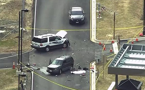 Hiện trường vụ đâm xe tại cơ quan an ninh Mỹ - Ảnh: Reuters.<br>