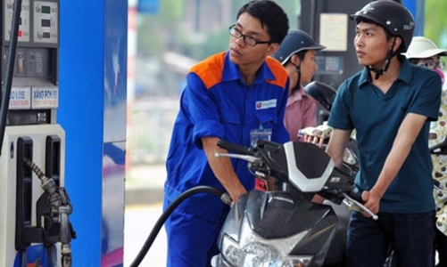 Giá xăng trong nước giảm 500 đồng/lít