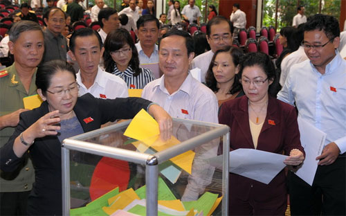 Các đại biểu Quốc hội bỏ phiếu đánh giá tín nhiệm vào tháng 6/2013 - Ảnh: Tuổi trẻ.