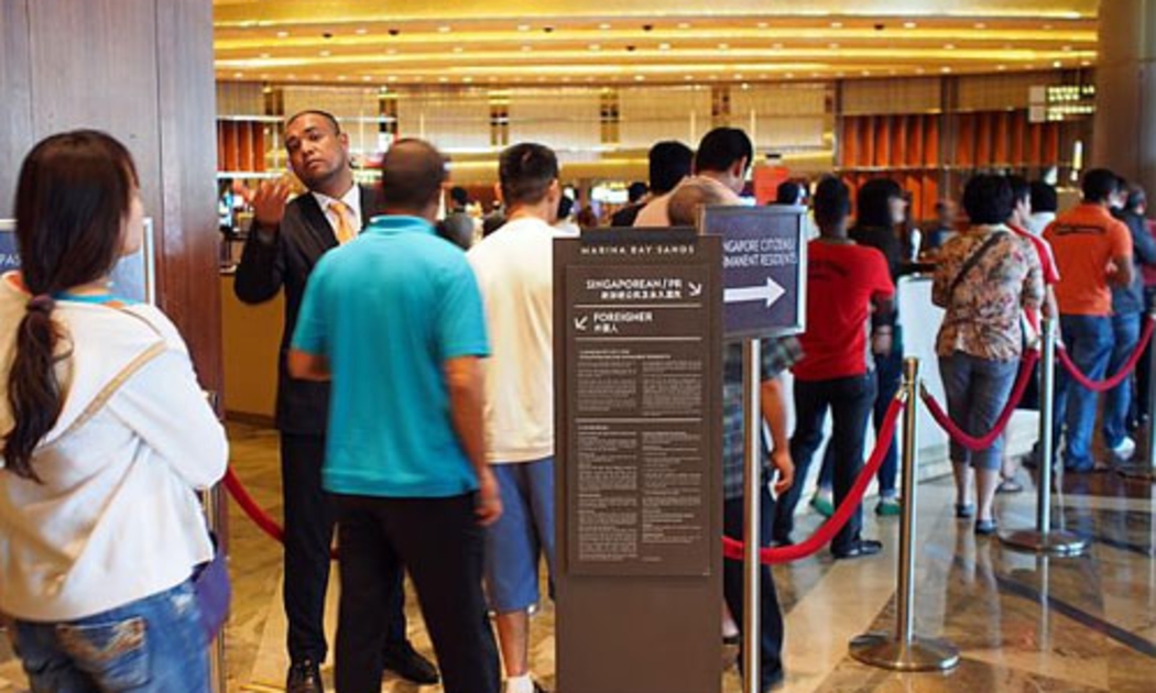 Bên ngoài casino tại khu nghỉ dưỡng Marina Bay Sands (Singapore). Năm 2005, Thủ tướng Singapore Lý Hiển Long đã có bước đi táo bạo khi huỷ bỏ lệnh cấm đánh bạc có từ 40 năm trước. 