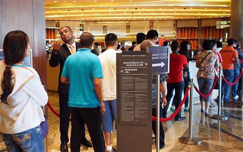 Bên ngoài casino tại khu nghỉ dưỡng Marina Bay Sands (Singapore). Năm 2005, Thủ tướng Singapore Lý Hiển Long đã có bước đi táo bạo khi huỷ bỏ lệnh cấm đánh bạc có từ 40 năm trước. 