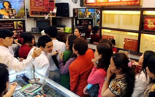 Theo Standard Chartered, Chính phủ và Ngân hàng Nhà nước đang gặp phải thách thức trong việc giảm 
thiểu những tác động tiêu cực của việc nắm giữ vàng với số lượng lớn lên
 nền kinh tế.