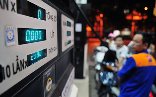 Năm 2013, xăng dầu đã có 10 lần điều chỉnh giá, trong đó 6 lần 
tăng. Từ đầu năm 2014 đến ngày 7/7, xăng dầu đã 5 lần điều chỉnh tăng 
giá. 