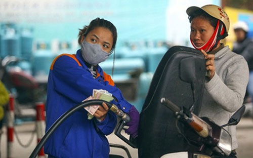 Chịu tác động mạnh nhất từ đợt giảm giá xăng, dầu, nhóm giao thông giảm giá mạnh nhất với mức giảm 4,41%. 