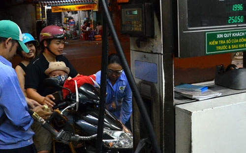 Hiện giá bán lẻ xăng Ron 92 ở mức 24.210 đồng/lít.