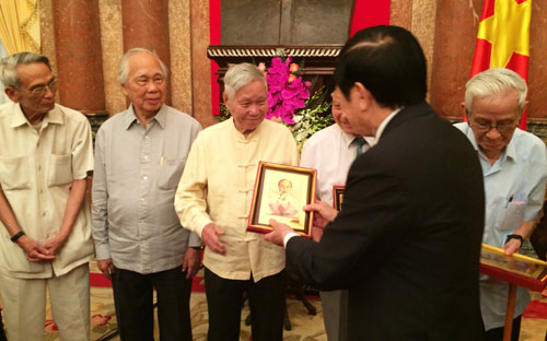 Chủ tịch nước đã tặng quà lưu niệm cho các nhà báo lão thành. 