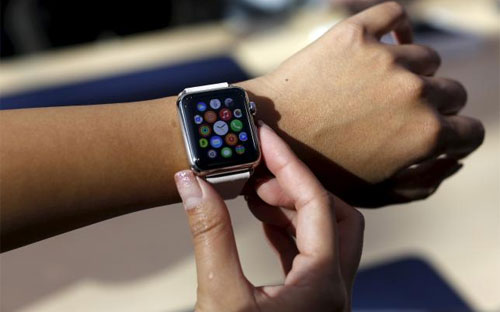 Đồng hồ thông minh của Apple được coi là một phụ kiện thời trang cao cấp và là bước tiên phong trong công nghệ - Ảnh: Reuters.<br>