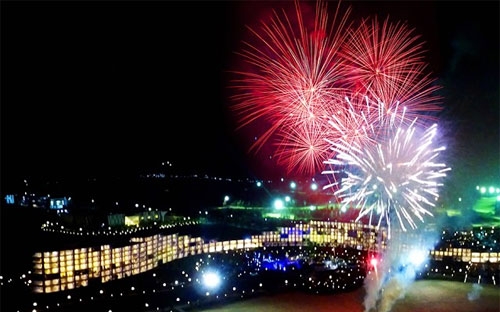 Màn pháo hoa nghệ thuật khánh thành quần thể du lịch nghỉ dưỡng sinh thái FLC Quy Nhơn.