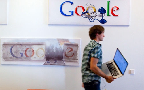 Sau hơn bốn năm EU giám sát hoạt động của Google, hãng này và các đối 
thủ đang chuẩn bị đón nhận quyết định từ Hội đồng cạnh tranh EU - Ảnh: Bloomberg.<br>