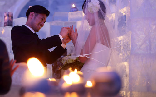 Tổ chức mỗi đám cưới ở Nhật tốn khoảng 30.000 USD - Ảnh: Bloomberg.<br>