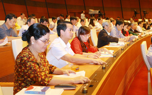 455/460 vị đại biểu có mặt đã nhấn nút thuận thông qua nghị quyết về chất vấn và trả lời chất vấn.