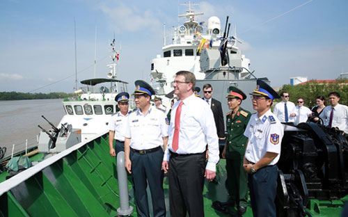Ông Ashton Carter thăm chiến sĩ tàu Cảnh sát biển 8003 tại Hải Phòng chiều 31/5/2015 - Nguồn: Bộ Tư lệnh Cảnh sát biển.