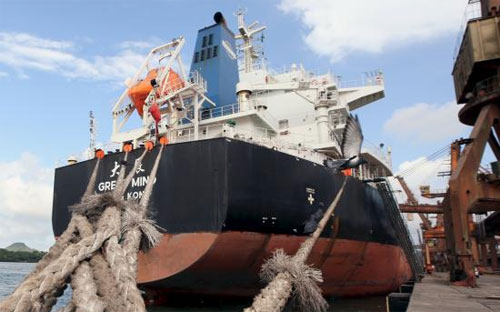 Một tàu hàng của Trung Quốc ở cảng Santos - Ảnh: Reuters.