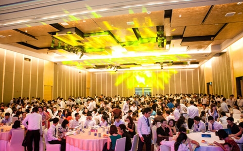 Trong vòng gần 3 tiếng đồng hồ, 323 căn hộ đã được giao dịch thành công.