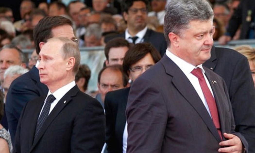 Tổng thống Nga Putin (trái) và Tổng thống Ukraine Poroshenko tại một sự kiện ở Paris, Pháp - Ảnh: Reuters.
