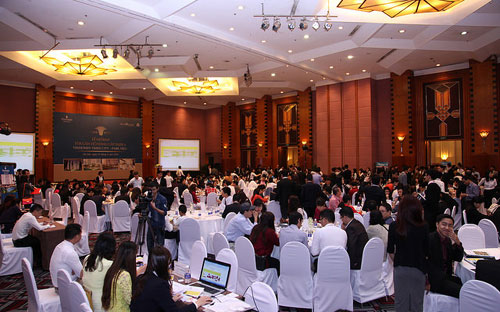 700 khách hàng tham dự trong ngày mở bán chính thức đầu tiên (12/4/2015) các căn hộ Park 6 Vinhomes Times City - Park Hill.