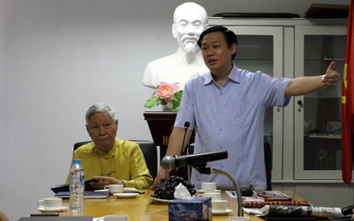 GS. Đào Nguyên Cát - Tổng biên tập Thời báo Kinh tế Việt Nam và<strong> </strong>GS.Vương Đình Huệ - Trưởng ban Kinh tế Trung ương.