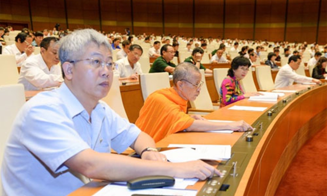 Các đại biểu biểu quyết tại hội trường Quốc hội - Nguồn: Quochoi.vn.<br>