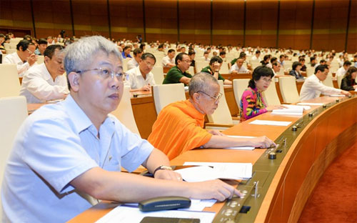 Các đại biểu biểu quyết tại hội trường Quốc hội - Nguồn: Quochoi.vn.<br>