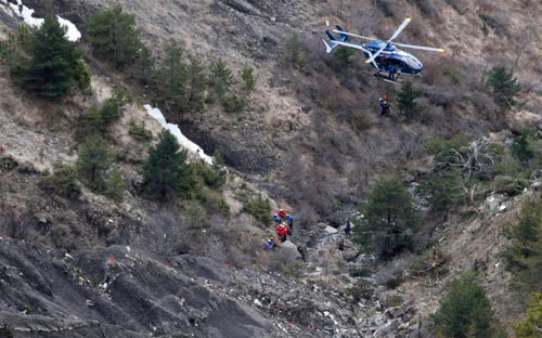 Hiện trường vụ máy bay rơi ở Pháp.<br>