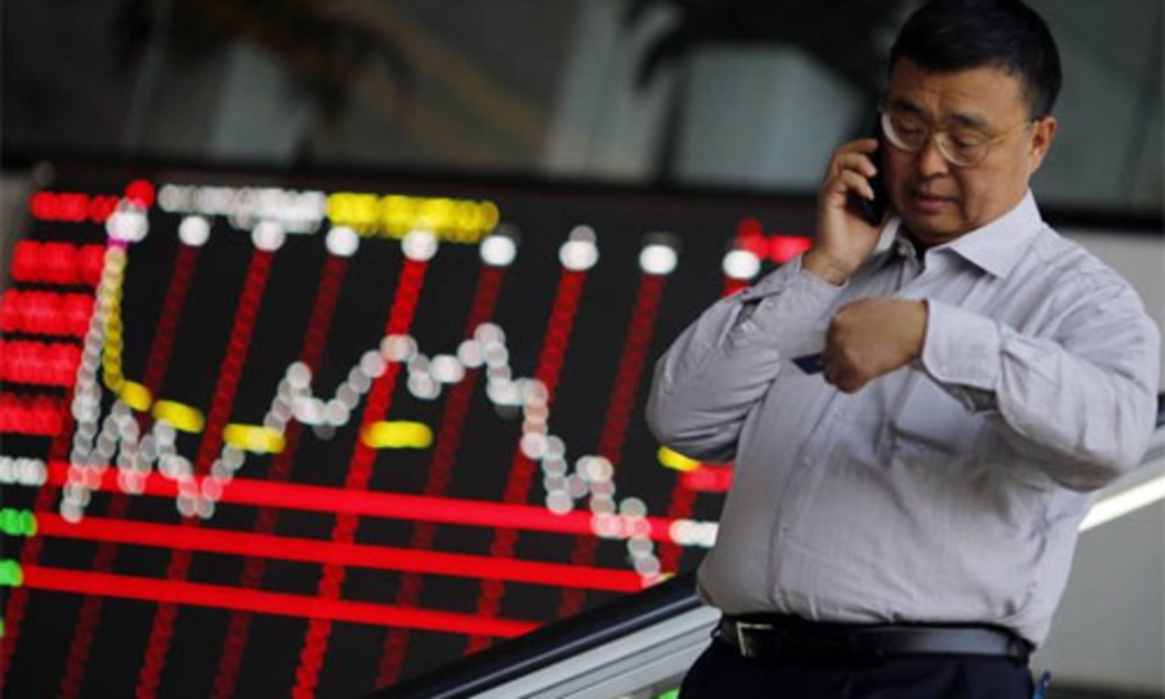 Một nhà đầu tư trên sàn chứng khoán Thượng Hải - Ảnh: Reuters.<br>
