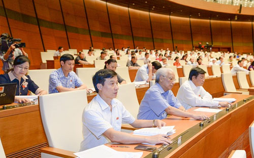Các đại biểu biểu quyết tại hội trường Quốc hội.<br>