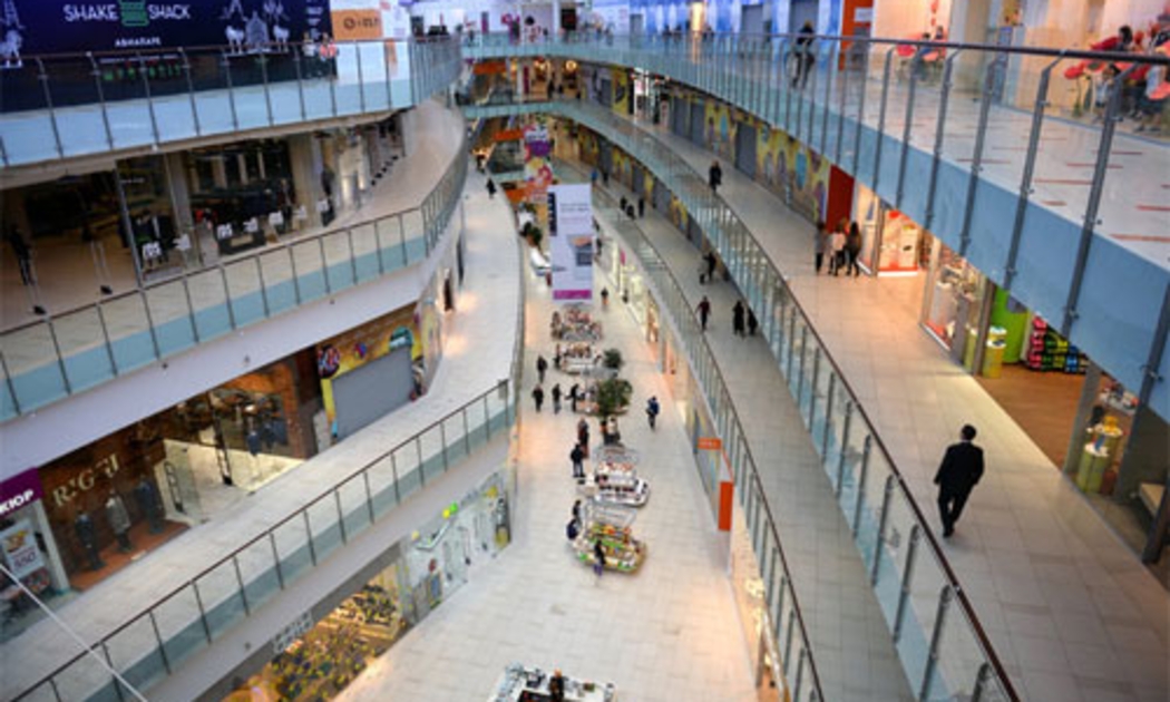 Với mặt bằng 230.000 m2, toàn bộ lát gạch trắng, mái lợp kính lộng lẫy, Avia Park là trung tâm thương mại lớn nhất châu Âu - Ảnh: The New York Times.<br>