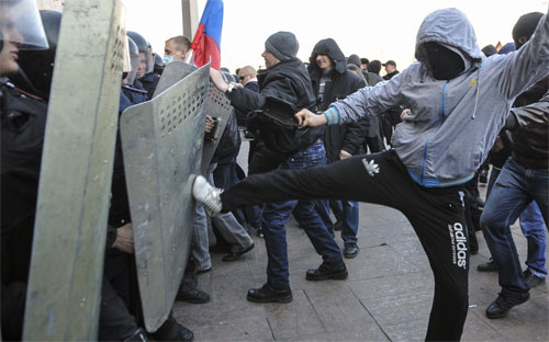 Khu vực miền Đông của Ukraine, nơi người nói tiếng Nga chiếm đa số, đã 
chứng kiến căng thẳng leo thang mạnh kể từ khi Tổng thống Yanukovych bị 
lật đổ vào tháng 2 và một chính phủ mới thân phương Tây được lập nên ở 
Kiev sau đó - Ảnh: Reuters.<br>