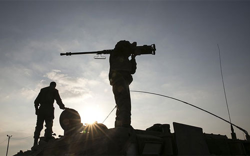 Chỉ ít giờ sau khi tấn công trường học, quân đội Israel bắn phá một khu chợ đông đúc tại thị trấn Shujayea cũng tại dải Gaza - Ảnh: Reuters.<br>