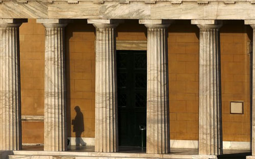 Việc ECB không còn nhiệt tình với việc hỗ trợ Hy Lạp có thể gây ra vấn 
đề lớn cho nước này bởi ECB chính là chủ nợ lớn nhất và cũng là nguồn hỗ
 trợ tài chính cho các ngân hàng thương mại đang gặp khó khăn của Hy 
Lạp - Ảnh: Reuters.<br>