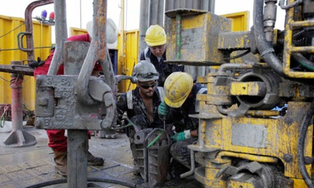 <b> </b>Công nhân của hãng Schlumberger Ltd đang làm việc tại một giàn khoan ở Villejuif, Pháp - Ảnh: Bloomberg.<b><br></b>