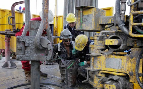 <b> </b>Công nhân của hãng Schlumberger Ltd đang làm việc tại một giàn khoan ở Villejuif, Pháp - Ảnh: Bloomberg.<b><br></b>