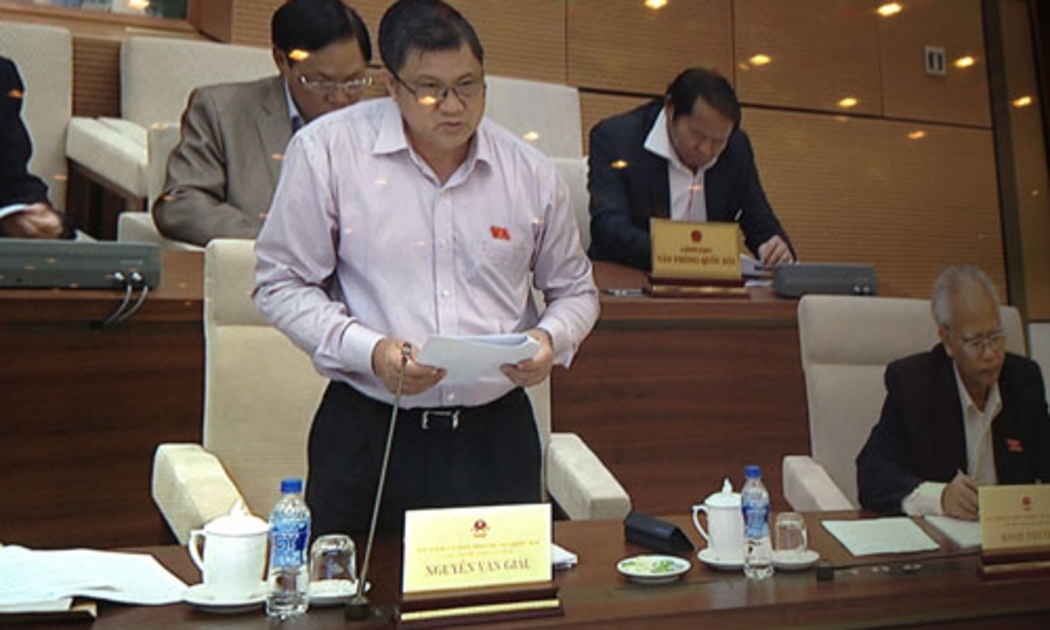 Chủ nhiệm Ủy ban Kinh tế Nguyễn Văn Giàu trình bày ý kiến của Thường trực Ủy ban về dự án sân bay Long Thành.
