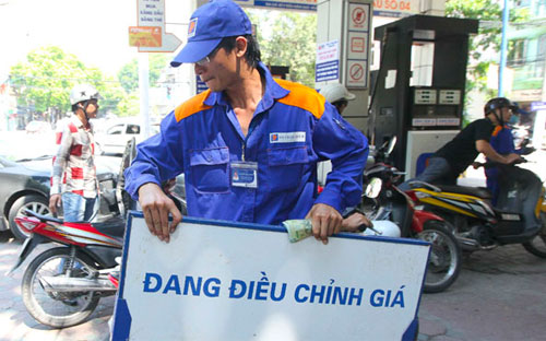  9 tháng đầu năm 2014, giá xăng dầu được điều chỉnh linh hoạt với 23 
lần, trong đó xăng Ron 92 điều chỉnh tăng 5 lần, điều chỉnh giảm và ổn 
định giá 18 lần.