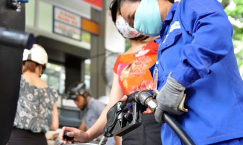Giữ nguyên giá xăng trong nước dù giá thế giới giảm