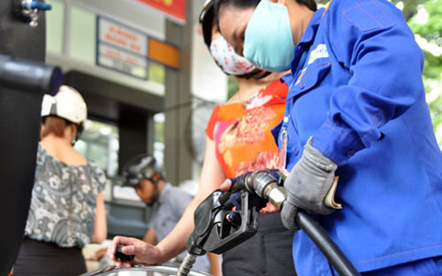 Dù giá cơ sở xăng Ron 92, giá xăng sinh học E5 và dầu diesel giảm trên 
800 đồng so với kỳ trước, nhưng do giảm quỹ bình ổn nên giá các mặt hàng
 này giữ nguyên.