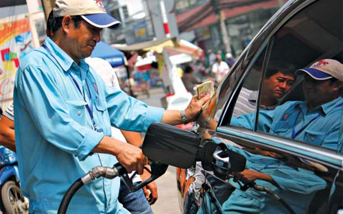 Từ 15h chiều 3/9, giá bán xăng RON 92, xăng E5 không được cao hơn giá cơ sở lần lượt ở mức 17.338 đồng/lít và 16.843 đồng/lít.<br>