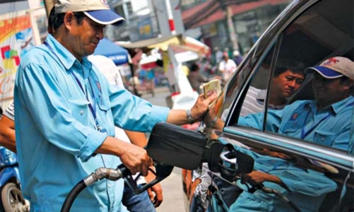 Giá xăng trong nước giảm gần 1.200 đồng/lít