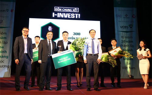 Ông Phạm Hồng Sơn (ảnh phải) - Phó chủ tịch Ủy ban Chứng khoán Nhà nước và đại diện đơn vị liên quan trao giải Nhất cho thí sinh Nguyễn Duy Đạt - Đại học Kinh tế Quốc dân.