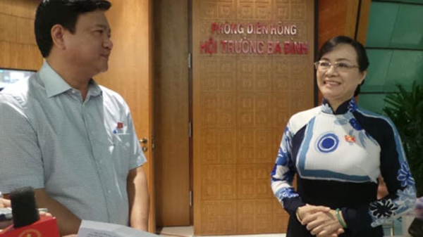 Trao đổi hy hữu về phí xe máy bên hành lang Quốc hội