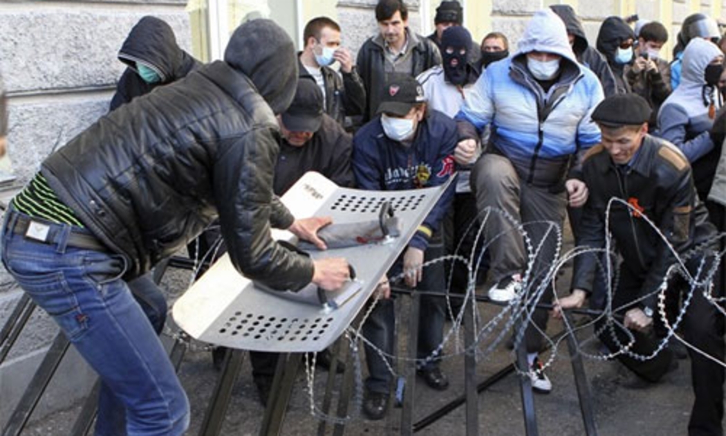Người biểu tình thân Nga ở ba địa phương miền Đông của Ukraine bao gồm 
Donetsk, Lugansk và Kharkiv đã chiếm các tòa nhà công quyền ở vùng này 
vào cuối tuần vừa rồi, đòi ly khai khỏi Ukraine tương tự như Crimea - Ảnh: Reuters. 