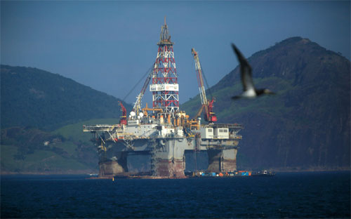 Giàn khoan dầu ở Vịnh Guanabara gần Niteroi, Brazil - ẢnhBloomberg.