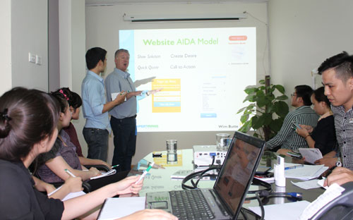 Chuyên gia tư vấn Hà Lan Wim Butte thuộc tổ chức PUM tư vấn chiến lược cho Công ty Expertrans Global.